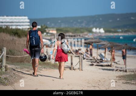 Formentera, Spagna: 2021 agosto 17: Persone che arrivano alla spiaggia di Mijorn a Formentera, Spagna in estate. Foto Stock