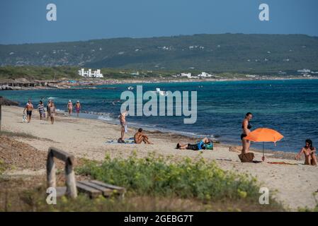 Formentera, Spagna: 2021 agosto 17: Persone che arrivano alla spiaggia di Mijorn a Formentera, Spagna in estate. Foto Stock