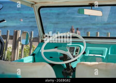 Formentera, Spagna: 2021 agosto 17: Retro Citroen Mehari in azzurro e bianco sulla spiaggia di Mijorn a Formentera, Spagna. Foto Stock