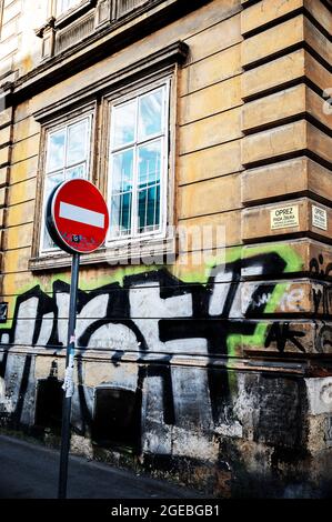 Graffiti su un edificio e un cartello di non ingresso. Zagabria, Croazia Foto Stock