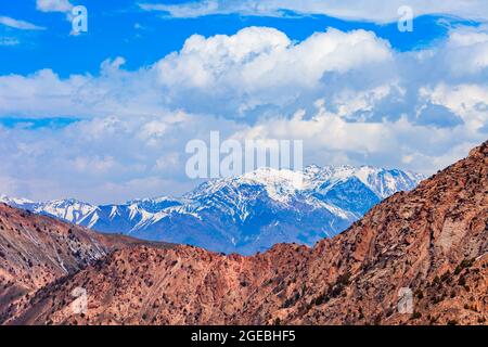 Montagna Chimgan nella catena montuosa di Tian Shan vicino alla città Taskent in Uzbekistan in primavera, vista dalla funivia Foto Stock