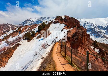 Montagna Chimgan nella catena montuosa di Tian Shan vicino alla città Taskent in Uzbekistan in primavera, vista dalla funivia Foto Stock