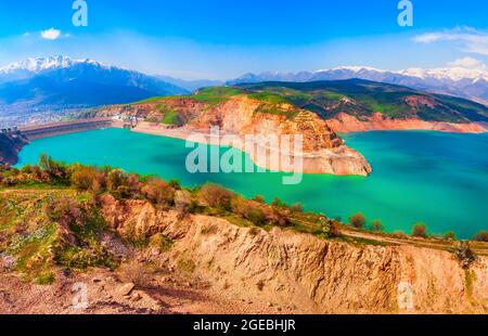 Lago Charvak o Chorvoq è un serbatoio d'acqua nella regione di Chimgan, Tian Shan o Tengri Tagh catena montuosa vicino Taskent città in Uzbekistan Foto Stock