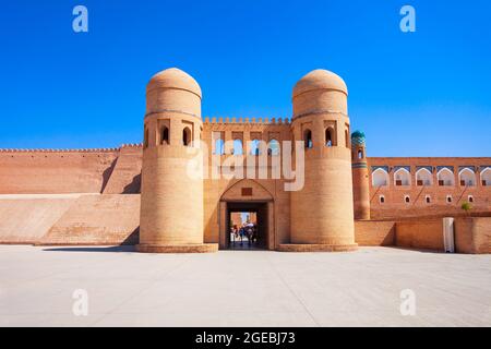 Porta ovest del Itchan Kala, un'antica città fortificata interna della città di Khiva in Uzbekistan Foto Stock