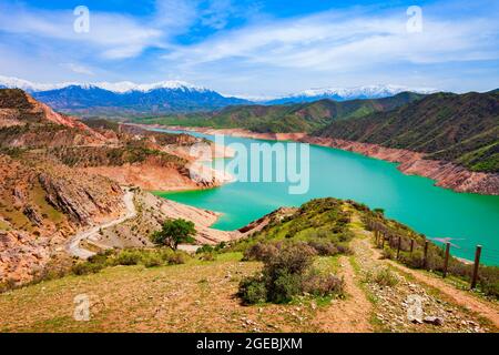 Il lago Hisorak è un serbatoio d'acqua vicino alla città di Shahrisabz in Uzbekistan Foto Stock