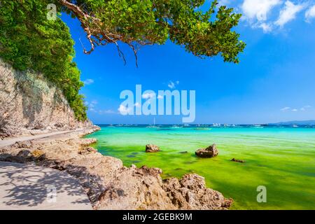 Spiaggia rocciosa con acqua turchese nell'isola di Boracay nelle Filippine Foto Stock