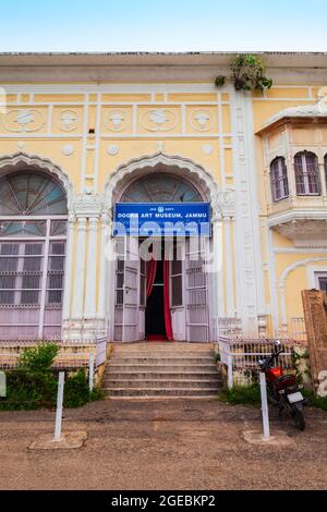 Dogra Art Museum o Dogra Art Gallery è un museo del patrimonio culturale Dogra nella città di Jammu, nel nord dell'India Foto Stock