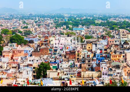 Udaipur vista panoramica aerea dal Palazzo della Città di Udaipur nel Rajasthan stato dell'India Foto Stock