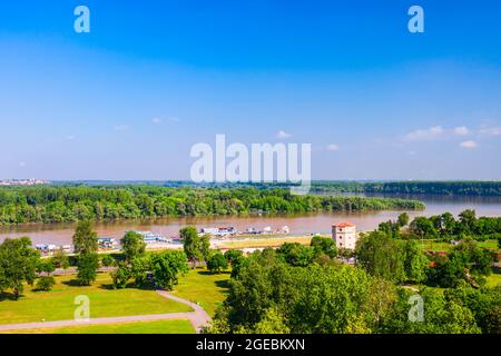 Il fiume Sava scorre nel Danubio e offre una vista panoramica aerea dalla Fortezza Kalemegdan di Belgrado a Belgrado, Serbia Foto Stock