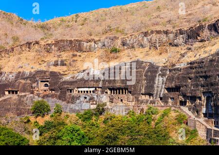 Le grotte di Ajanta sono antiche grotte buddiste scavate nella roccia vicino alla città di Aurangabad, nello stato indiano di Maharashtra Foto Stock