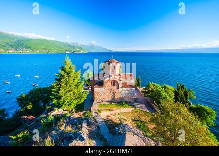 San Giovanni a Kaneo è una chiesa ortodossa macedone vicino alla spiaggia di Kaneo del lago Ohrid nella città di Ohrid, Macedonia del nord Foto Stock