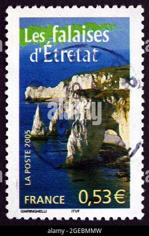 FRANCIA - CIRCA 2005: Un francobollo stampato in Francia mostra Etretat Cliffs, circa 2005 Foto Stock