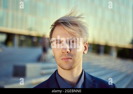 Il giovane caucasico si trova vicino al centro affari. Foto Stock