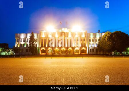 Yaroslavl edificio dell'amministrazione governativa regionale nella piazza sovietica della città di Yaroslavl, anello d'oro della Russia di notte Foto Stock