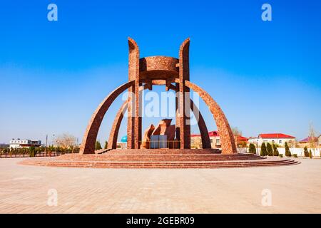 Urgench, Uzbekistan - 13 aprile 2021: Il monumento Avesto si trova nel complesso del parco Avesta nella città di Urgench, Uzbekistan Foto Stock