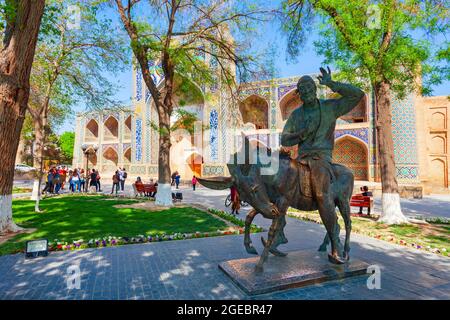 Bukhara, Uzbekistan - 16 aprile 2021: Nasreddin Hodja o Mullah Nasreddin Hooja monumento vicino al Nadir Divan Beghi Madrasah, complesso Lyabi Hauz a Bu Foto Stock