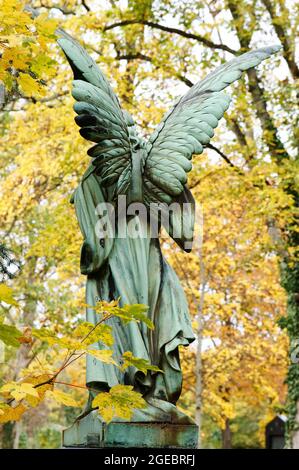 una figura di angelo in un cimitero autunnale Foto Stock