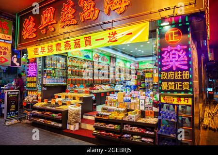 HONG KONG - 19 MARZO 2013: Piccolo negozio di grocery presso la via dello shopping Wing Lok nella città di Hong Kong in Cina Foto Stock