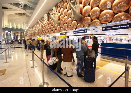 NEW DELHI, INDIA - 12 FEBBRAIO 2014: Area di immigrazione all'aeroporto internazionale Indira Gandhi a Nuova Delhi, India Foto Stock