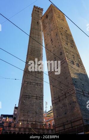 Le torri medievali del centro di Bologna: Torre degli Asinelli (a sinistra, alta 97 metri) e Torre Garisenda (a destra, alta 47 metri) Foto Stock