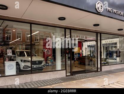 MG Motors concessionaria su Piccadilly, Londra; serie di grandi finestre in showroom con nuove auto all'interno Foto Stock