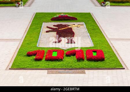 YAROSLAVL, RUSSIA - 05 AGOSTO 2020: Scultura dell'orso nel parco pubblico di Strelka nel centro della città di Yaroslavl, anello d'Oro della Russia. L'orso è un simbolo di Foto Stock