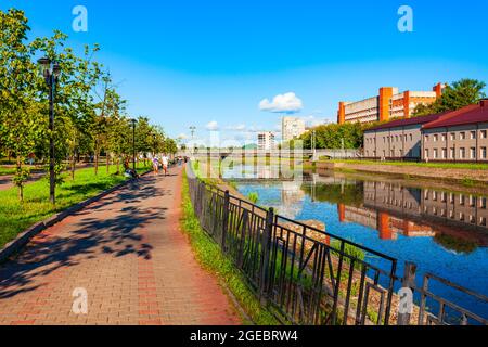 IVANOVO, RUSSIA - 07 AGOSTO 2020: Passeggiata lungo il fiume Uvod nel centro di Ivanovo. Ivanovo fa parte dell'anello d'Oro della Russia. Foto Stock