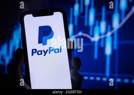 LONDRA, UK - Agosto 2021: Logo del servizio finanziario PayPal su uno smartphone Foto Stock