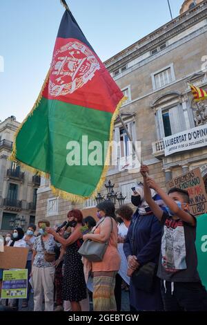 Concentrazione in piazza Sant Jaume a Barcellona in solidarietà con le ragazze e le donne dell'Afghanistan e in difesa dei loro diritti. Barcellona, W. Foto Stock