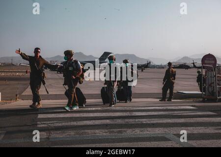 Una Marina assegnata alla 24a unità di spedizione marittima (MEU) scorta il Dipartimento di personale di Stato da trattare per l'evacuazione all'aeroporto internazionale Hamid Karzai di Kabul, Afghanistan, agosto 15. I soldati e i marines degli Stati Uniti stanno assistendo il Dipartimento di Stato con un prelievo ordinato di personale designato in Afghanistan. (STATI UNITI Corpo marino foto di Sgt. Isaiah Campbell) Foto Stock