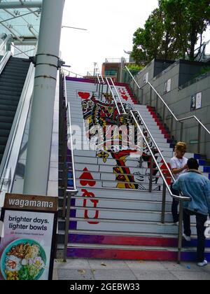 Regina del cuore su scala al Cardinal Place Shopping Centre, Victoria Street, Londra, Regno Unito Foto Stock