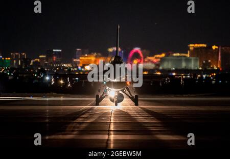 Un aereo da combattimento F-16C Falcon assegnato al 64° Aggressor Squadron, taxi prima di una missione Red Flag-Nellis 21-3 alla base dell'aeronautica di Nellis, Nevada, 4 agosto 2021. I piloti aggressori sono altamente qualificati nelle tattiche degli Stati Uniti e degli avversari. Forniscono realismo agli Stati Uniti e alle forze alleate durante gli esercizi di formazione. (STATI UNITI Air Force foto di William R. Lewis) Foto Stock