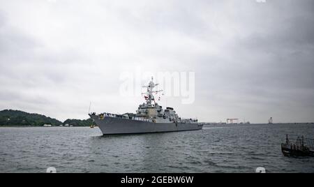 210816-N-KB666-1003 YOKOSUKA, GIAPPONE (AGOSTO 16, 2021) il cacciatorpediniere missile guidato della classe Arleigh Burke USS Howard (DDG 83) arriva al Comandante, attività della flotta Yokosuka (CFAY), Giappone agosto 16 come una delle nuove aggiunte al Comandante, Task Force (CTF) 71/Destroyer Squadron (DESRON) 15. Howard è assegnato a CTF 71/DESRON 15, la più grande DESRON schierata in avanti della Marina e la principale forza di superficie della settima flotta degli Stati Uniti. (STATI UNITI Navy photo di Mass Communication Specialist prima Classe Gregory N. Juday) Foto Stock