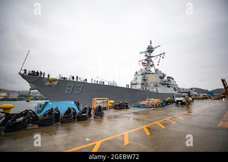 210816-N-KB666-1006 YOKOSUKA, GIAPPONE (AGOSTO 16, 2021) il cacciatorpediniere missile guidato della classe Arleigh Burke USS Howard (DDG 83) arriva al Comandante, attività della flotta Yokosuka (CFAY), Giappone agosto 16 come una delle nuove aggiunte al Comandante, Task Force (CTF) 71/Destroyer Squadron (DESRON) 15. Howard è assegnato a CTF 71/DESRON 15, la più grande DESRON schierata in avanti della Marina e la principale forza di superficie della settima flotta degli Stati Uniti. (STATI UNITI Navy photo di Mass Communication Specialist prima Classe Gregory N. Juday) Foto Stock