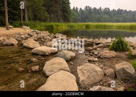 Le sorgenti del fiume Mississippi sul lago Itasca. C'è un'opacità di fumo dagli incendi selvatici. Foto Stock