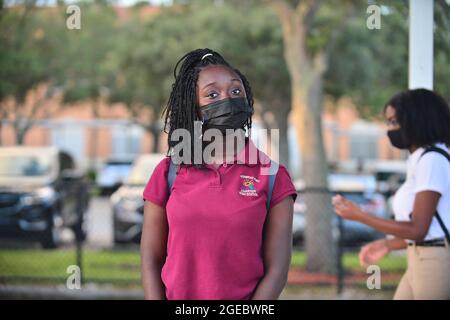 Pembroke Pines, Stati Uniti. 18 agosto 2021. PEMBROKE PINES, FLORIDA - 18 AGOSTO: 14 anni studente di scuola superiore Jayden, arriva per il primo giorno di classi indossando una maschera al Pembroke Pines Charter una scuola pubblica della contea di Broward a Pembroke Pines, Florida, Stati Uniti, il Mercoledì, 18 agosto, 2021. Florida state Board of Education ha detto che avrebbe obbligato i distretti scolastici defiant a conformarsi con l'ordine esecutivo del governatore repubblicano Ron DeSantis proibendo loro di obbligare gli studenti a indossare maschere come un modo per rallentare un'impennata nei casi di Covid-19. (Foto di JL/Sipa USA) Credit: Sipa USA/Alamy Live News Foto Stock