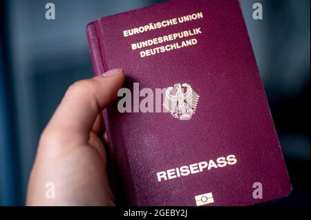 Berlino, Germania. 16 maggio 2021. Un passaporto tedesco è in corso di ritiro. Credit: Fabian Sommer/dpa/Alamy Live News Foto Stock