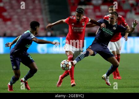 Lisbona. 18 agosto 2021. Andre Almeida (2° L) di SL Benfica vies con Mario Gotze (3° L) di PSV Eindhoven durante la prima partita di play-off della UEFA Champions League tra SL Benfica e PSV Eindhoven allo stadio Luz di Lisbona, in Portogallo, il 18 agosto 2021. Credit: Pedro Feuza/Xinhua/Alamy Live News Foto Stock