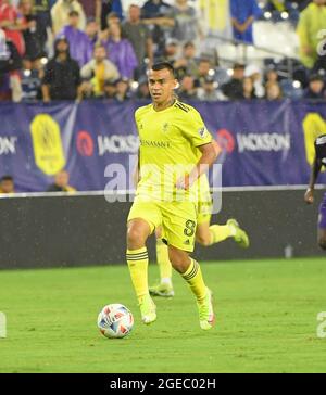 18 agosto 2021: Nashville SC Midfielder Randall Leal (8) dribbles contro la Orlando City durante la prima metà di una partita di MLS tra Orlando City e Nashville SC al Nissan Stadium di Nashville TN Steve Roberts/CSM Foto Stock