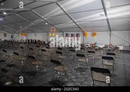 Foto dell'interno una tenda polivalente usata come recenter per i richiedenti di visto immigranti speciali afghani appena arrivati come parte dell'operazione Allies Refuge il 5 agosto 2021 a ft. Lee, Virginia. Il Dipartimento della Difesa, a sostegno del Dipartimento di Stato, sta fornendo trasporto e alloggio temporaneo per i richiedenti immigrati speciali afghani recentemente dislocati negli Stati Uniti per completare le fasi finali del processo di immigrazione. Questa iniziativa fa seguito all'impegno dell'America nei confronti dei cittadini afghani che hanno aiutato gli Stati Uniti e fornisce loro un sostegno essenziale Foto Stock