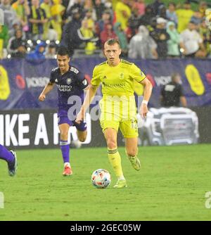 18 agosto 2021: Il difensore di Nashville SC Alistair Johnston (12) si dribbles contro la città di Orlando durante la prima metà di una partita di MLS tra Orlando City e Nashville SC al Nissan Stadium di Nashville TN Steve Roberts/CSM Foto Stock