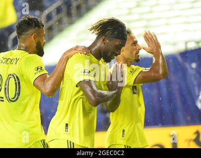 18 agosto 2021: Nashville SC Forward C.J. Sapong (17) ondeggia alla folla contro la città di Orlando durante la prima metà di una partita di MLS tra Orlando City e Nashville SC al Nissan Stadium di Nashville TN Steve Roberts/CSM Foto Stock