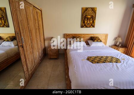 Canggu, Bali, Indonesia, aprile 15 2020. Camera da letto moderna in una villa di lusso. Letto con lenzuola bianche e due lampade da vicino Foto Stock