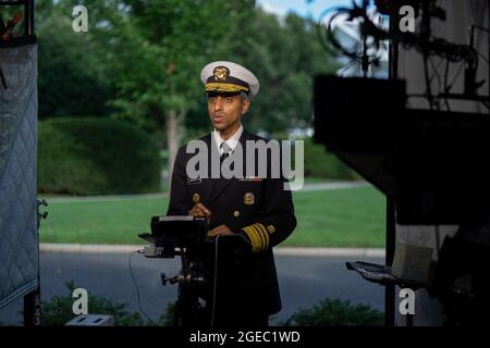 Washington, Stati Uniti. 18 agosto 2021. IL chirurgo STATUNITENSE, il generale Vivek Murthy, risponde alle domande durante un'intervista MSNBC alla Casa Bianca di Washington, DC, mercoledì 18 agosto 2021. Foto di Ken Cedeno/UPI Credit: UPI/Alamy Live News Foto Stock