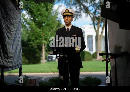 Washington, Stati Uniti. 18 agosto 2021. IL chirurgo STATUNITENSE, il generale Vivek Murthy, risponde alle domande durante un'intervista MSNBC alla Casa Bianca di Washington, DC, mercoledì 18 agosto 2021. Foto di Ken Cedeno/UPI Credit: UPI/Alamy Live News Foto Stock