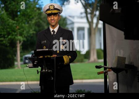 Washington, Stati Uniti. 18 agosto 2021. IL chirurgo STATUNITENSE, il generale Vivek Murthy, risponde alle domande durante un'intervista MSNBC alla Casa Bianca di Washington, DC, mercoledì 18 agosto 2021. Foto di Ken Cedeno/UPI Credit: UPI/Alamy Live News Foto Stock