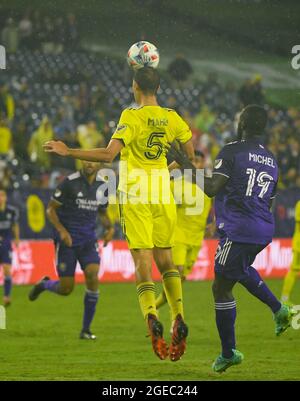 18 agosto 2021: Il difensore di Nashville SC Jack Maher (5) dirige la palla contro la città di Orlando durante la seconda metà di una partita di MLS tra Orlando City e Nashville SC al Nissan Stadium di Nashville TN Steve Roberts/CSM Foto Stock