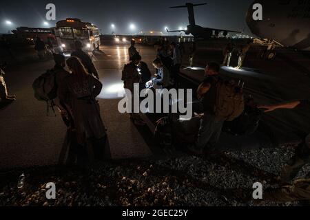 Base aerea di al Udeid, Qatar. 18 agosto 2021. Gli US Airmen, assegnati alla 379th Air Expeditionary Wing, ricevono i passeggeri da un aereo US Air Force C-17 Globemaster III dall'Afghanistan a sostegno dell'operazione Allies Refuge presso la base aerea di al Udeid, Qatar, il 17 agosto 2021. Foto di Senior Airman Taylor Crul/U.S. Air Force/UPI Credit: UPI/Alamy Live News Foto Stock