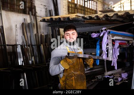 Fabbro preparare tubi sagomati per il taglio Foto Stock