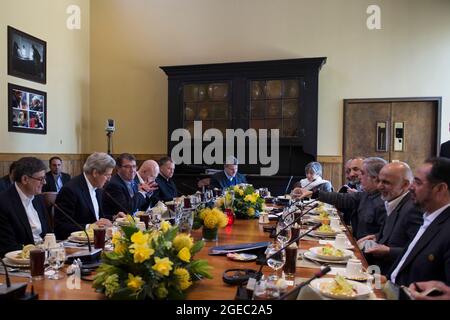 Lew, Segretario di Stato John Kerry, Segretario di Difesa Ash carter (lato sinistro), ha un pranzo di lavoro con il presidente afgano Ashraf Ghani, e l'amministratore delegato afgano Abdullah Abdullah a Camp David, M., per discutere questioni di importanza reciproca 23 marzo 2015. (Foto di Master Sgt, Adrian Cadiz) (rilasciata) Foto Stock